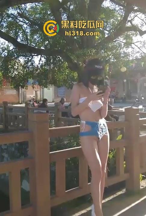 户外露出博主【CikaiMoon】广州成中村性感裸装逛街,乳头跟骚逼都若隐若现,弯腰露奶还勾引大爷问路!-6