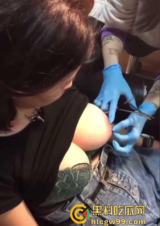 猎奇福利,巨乳少女直播打乳钉,又白又大又圆大白奶被钢针穿透,巨乳被钢针刺穿全程不喊痛,画面让人上头!-8