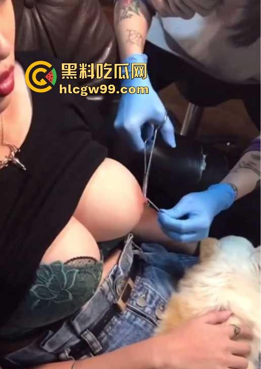 猎奇福利,巨乳少女直播打乳钉,又白又大又圆大白奶被钢针穿透,巨乳被钢针刺穿全程不喊痛,画面让人上头!-9