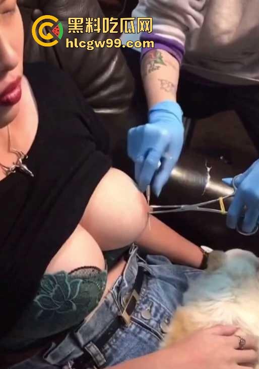 猎奇福利,巨乳少女直播打乳钉,又白又大又圆大白奶被钢针穿透,巨乳被钢针刺穿全程不喊痛,画面让人上头!-10