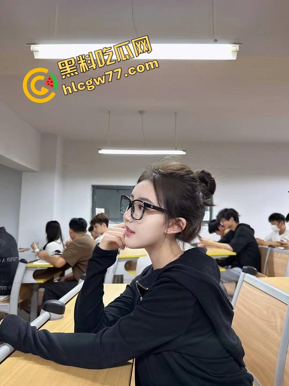 大学生活还没适应,她先适应了骚『王雨』卸下青涩伪装,宿舍镜头下舔手掰穴自渎到高潮喷涌!-4