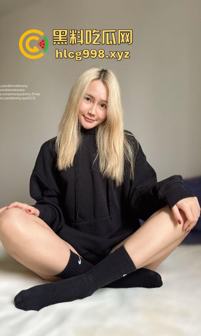 OnlyFans骚货【KKimKKimmy】金发白虎等你后入,掰开屁股架好了,就差你上了!-14