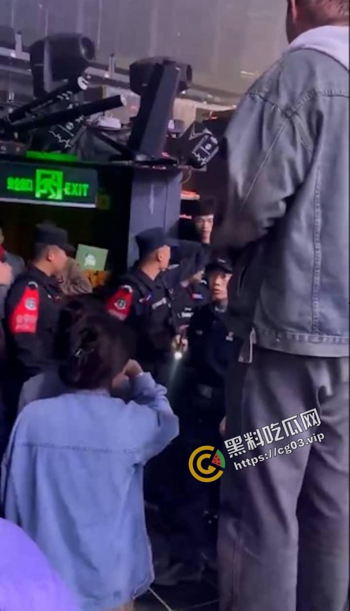 郑州风暴酒吧  因涉黄被查 拉走16大巴车的人-11