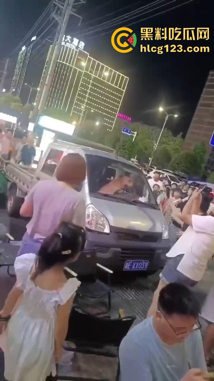 湖南邵东拉布拉多狗司机开倒车撞摊，装无辜伸舌头竟然成了明星！-3
