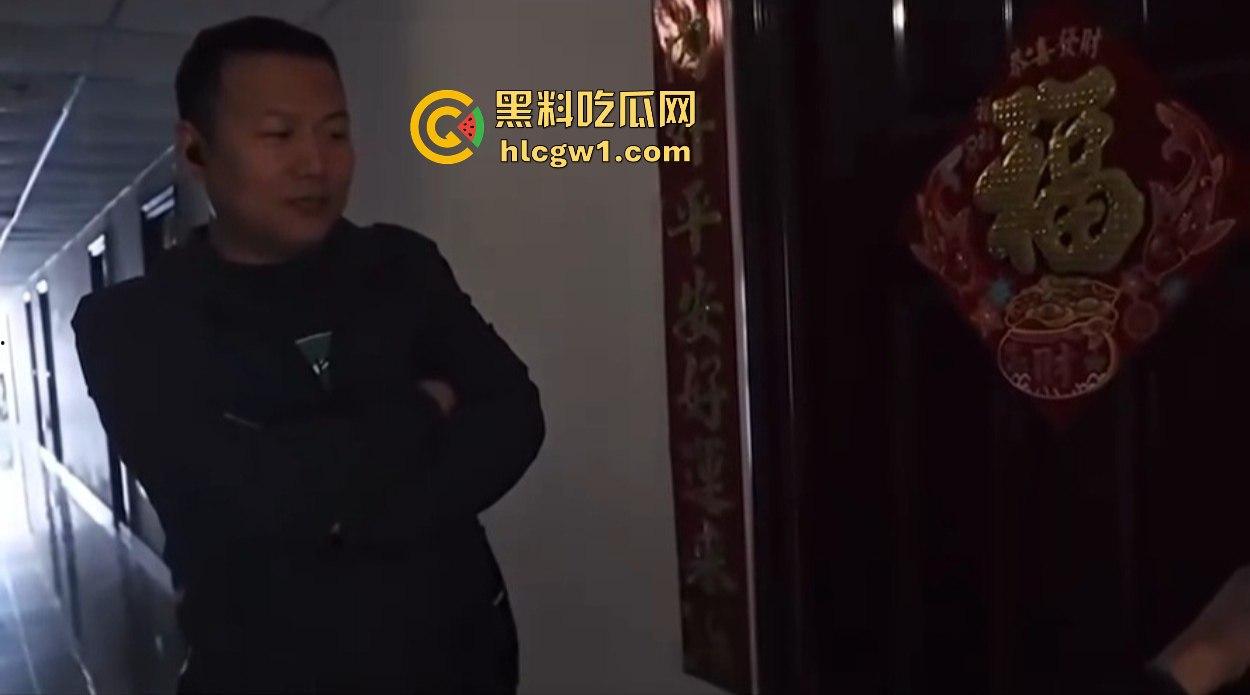 汉中市开锁师傅开门无辜撞见绿油油现场，绿帽现场捉奸，奸夫淫妇正骑马大战，老婆慌得连B都夹紧了！-4