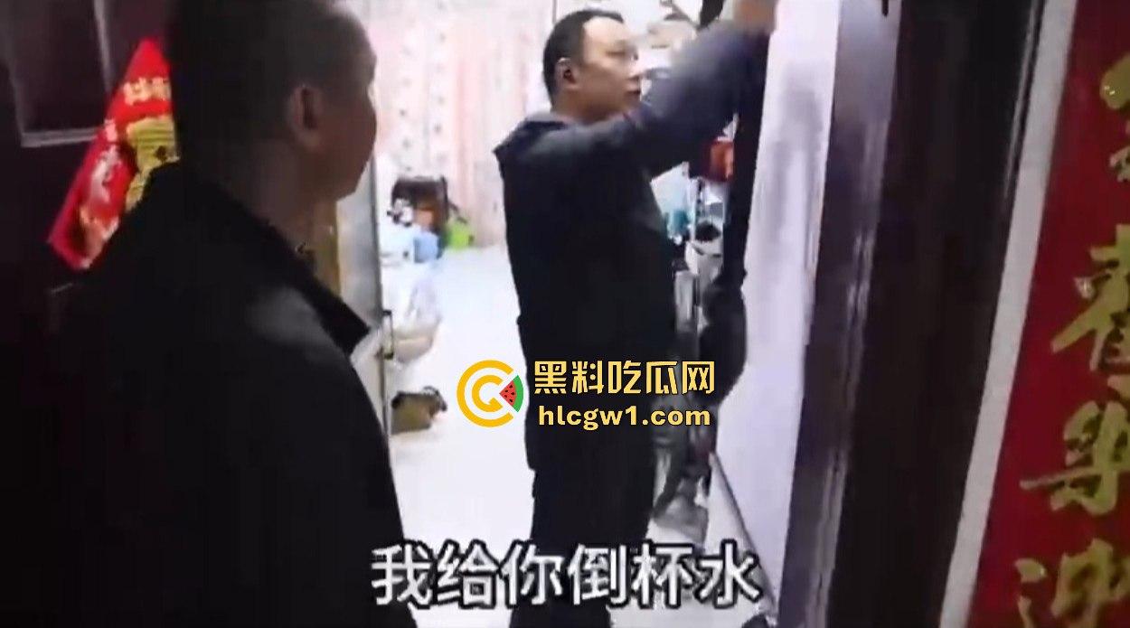 汉中市开锁师傅开门无辜撞见绿油油现场，绿帽现场捉奸，奸夫淫妇正骑马大战，老婆慌得连B都夹紧了！-5