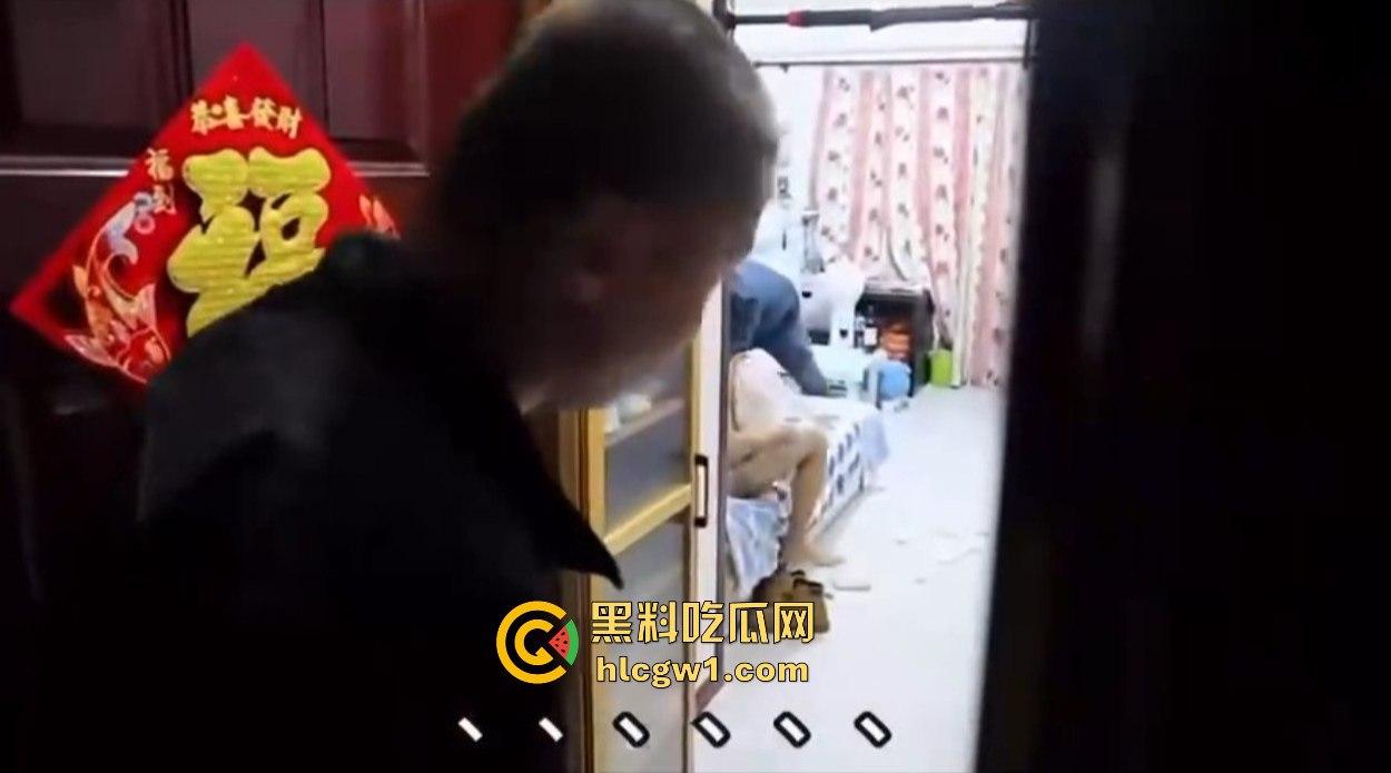 汉中市开锁师傅开门无辜撞见绿油油现场，绿帽现场捉奸，奸夫淫妇正骑马大战，老婆慌得连B都夹紧了！-11