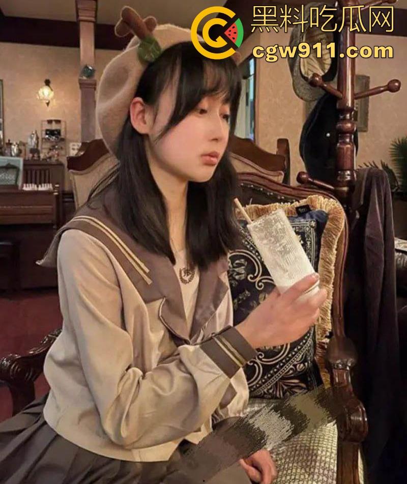 成都商学院极品学姐【吴依】下海园公交车, 赤裸跪姿吞吐肉棒,出租屋内接客多姿势性爱,呻吟不断极致淫骚!-1