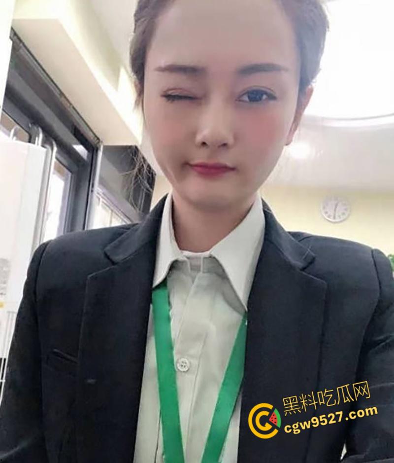 沈阳芒果不动产【沈佳润】，饥渴少妇碰上无能老公，私下约炮一对二激情3P，前后夹击爆操内射 ！-1