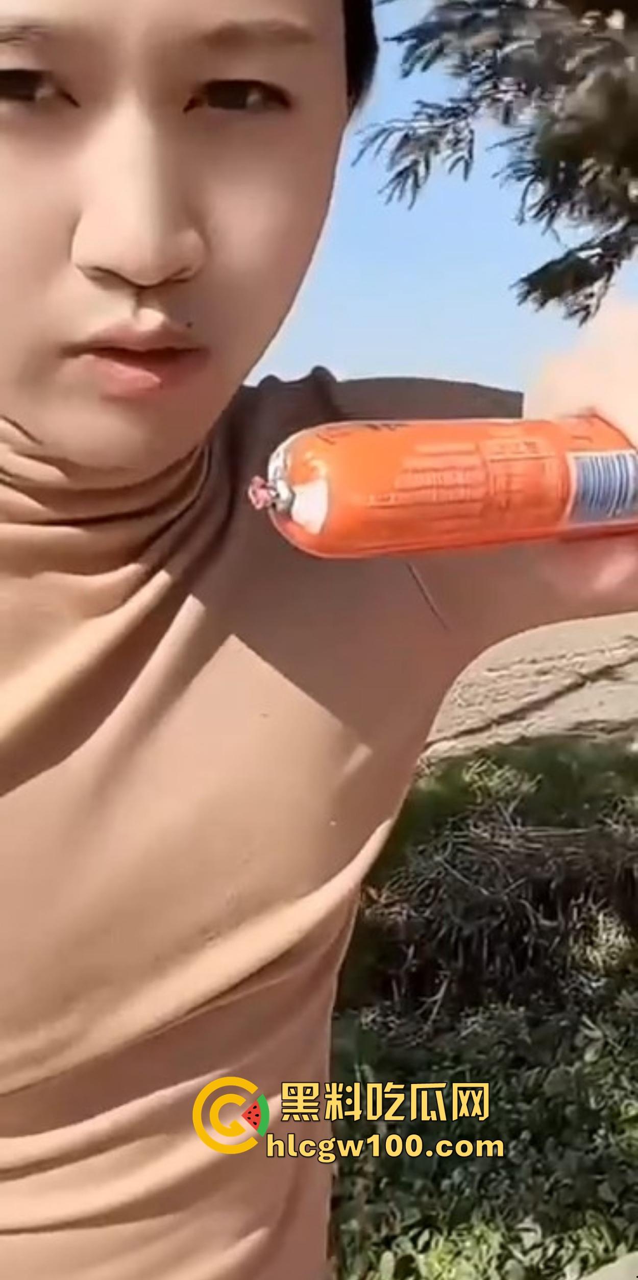 女子精致到炸裂，衣服分4台洗衣机洗，对A机场堪比飞机跑道，脱衣盯了半天没喉结才敢信真是女的！-1