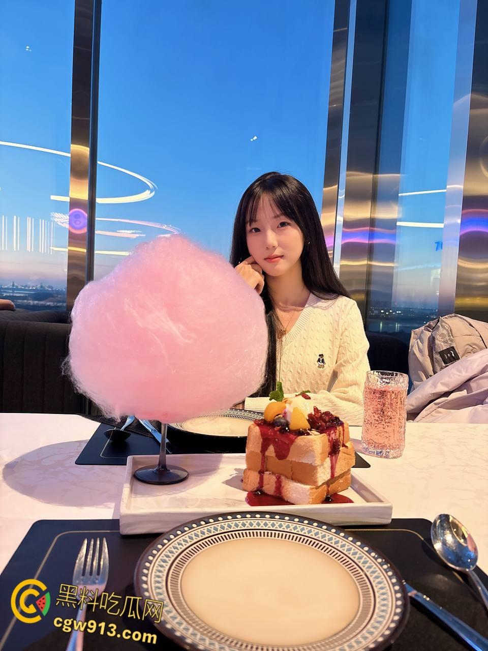 约炮极品嫩妹【朱雅】,背着男友夜店偷情寻欢,穿上情趣黑丝饥渴跪地求肉棒,颜射吞精精液覆盖全脸 !-1