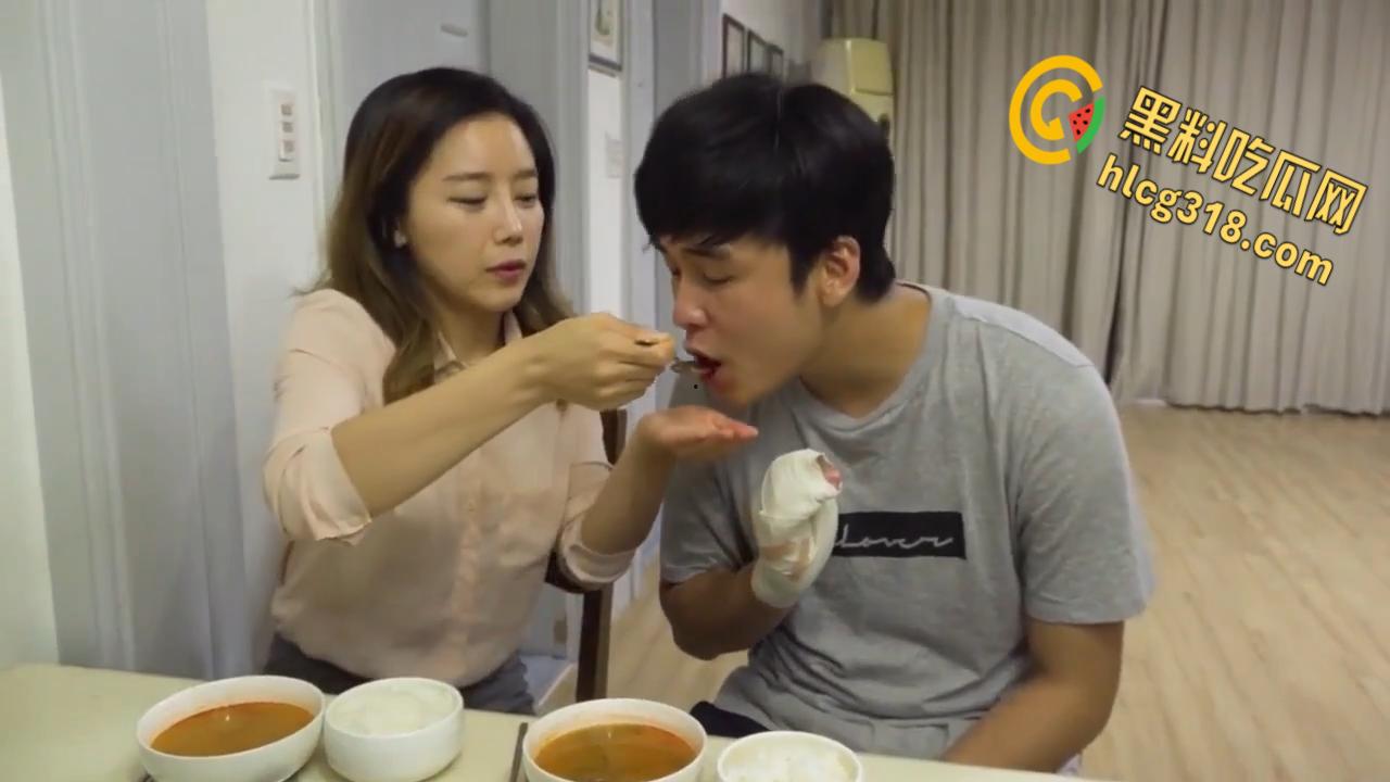 韩国激情乱伦三级片《坏小姨》,小姨性感美乳挑逗,男主父子双双沦陷在她的巨乳下!-1