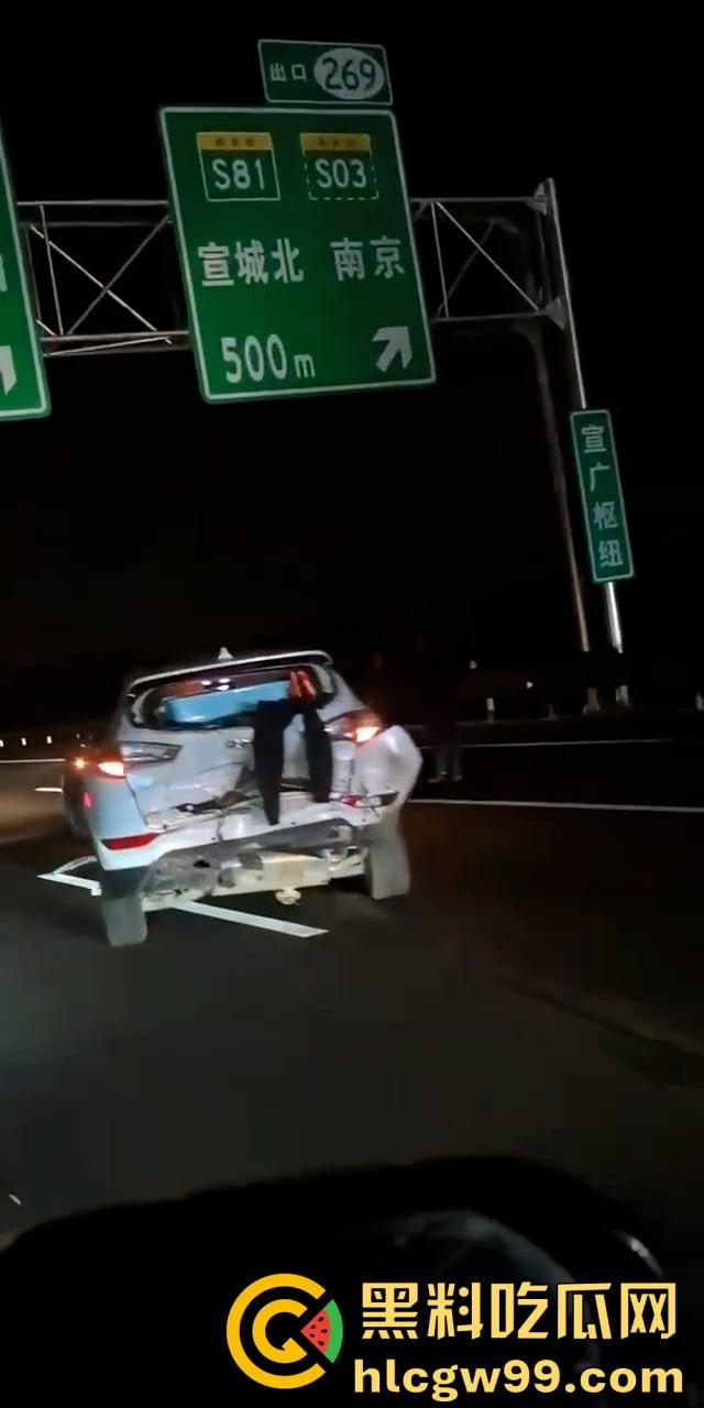 沪渝高速多车连环追尾,现场惨烈!小车加塞大车被夹成汉堡肉馅,现场警笛声不断-4