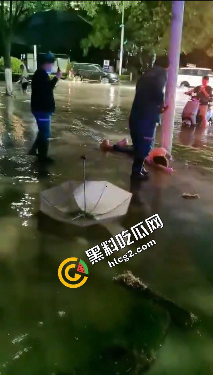 河南郑州灾难连连!22日出现100毫米降水 狂风暴雨 电闪雷鸣 车辆被淹没 外卖员逆天送餐!电灯漏电致人触电身亡!-4