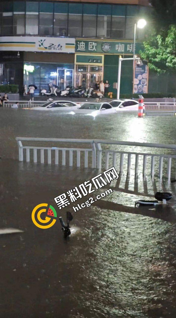 河南郑州灾难连连!22日出现100毫米降水 狂风暴雨 电闪雷鸣 车辆被淹没 外卖员逆天送餐!电灯漏电致人触电身亡!-5