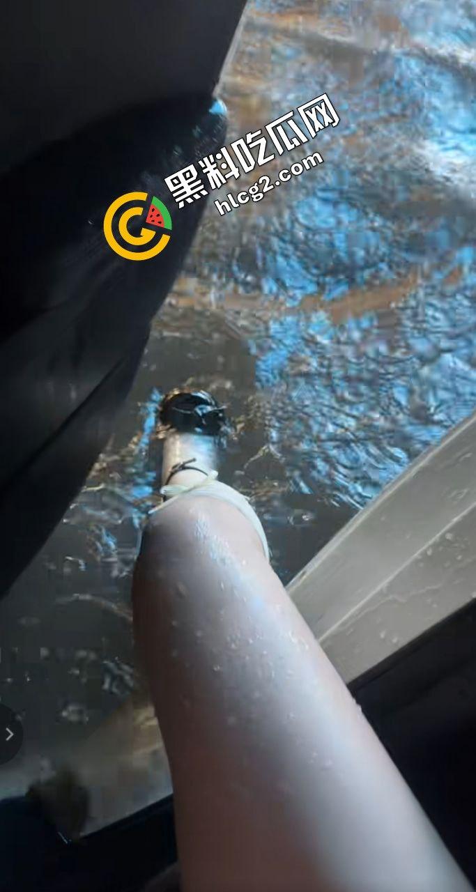 河南郑州灾难连连!22日出现100毫米降水 狂风暴雨 电闪雷鸣 车辆被淹没 外卖员逆天送餐!电灯漏电致人触电身亡!-6