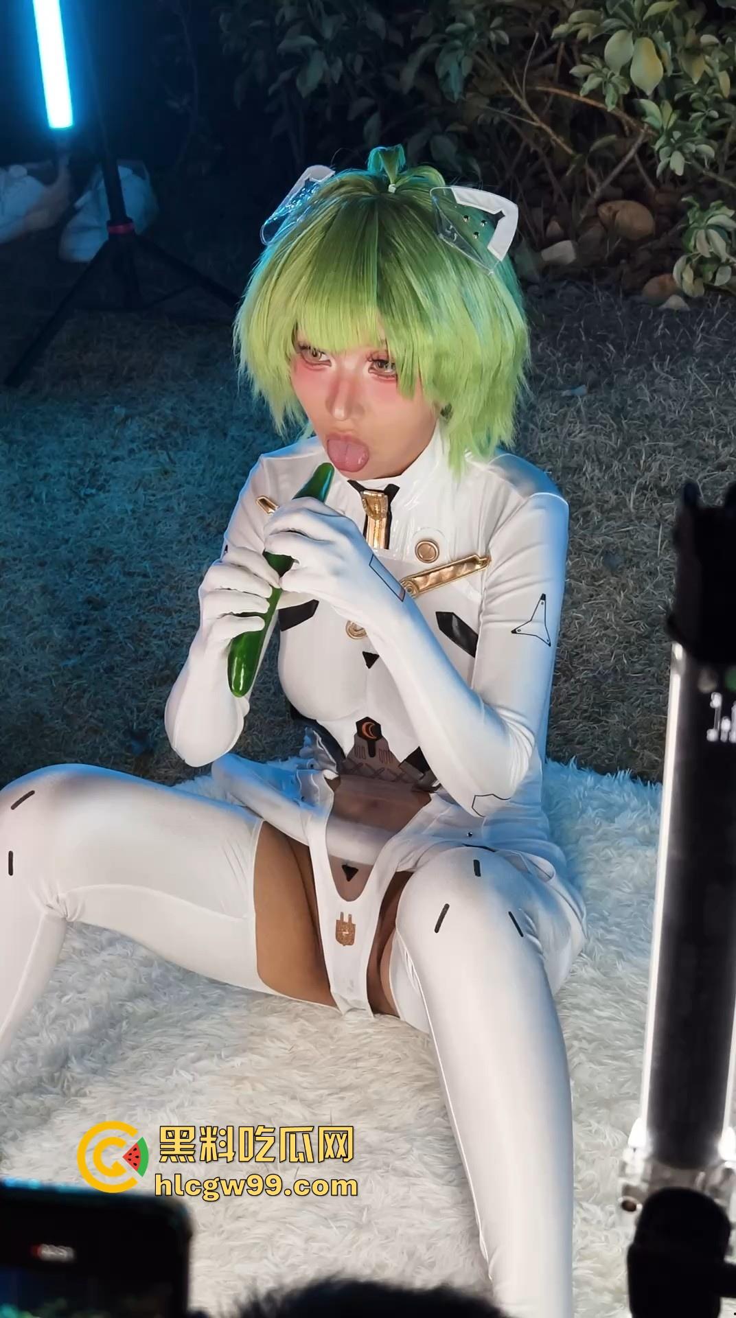 CP漫展前方摄影师发来战报，场外已被福利姬包围，大胆裸漏小穴，这还是国内吗？把我干哪来了？-14