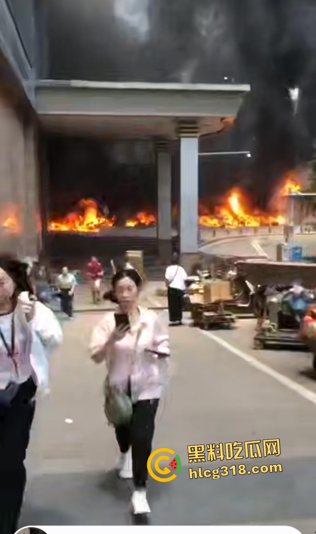 重庆九龙坡摩托车停放点炸翻天!熊孩子鞭炮炸油箱引发大火,火海吞百车!-3