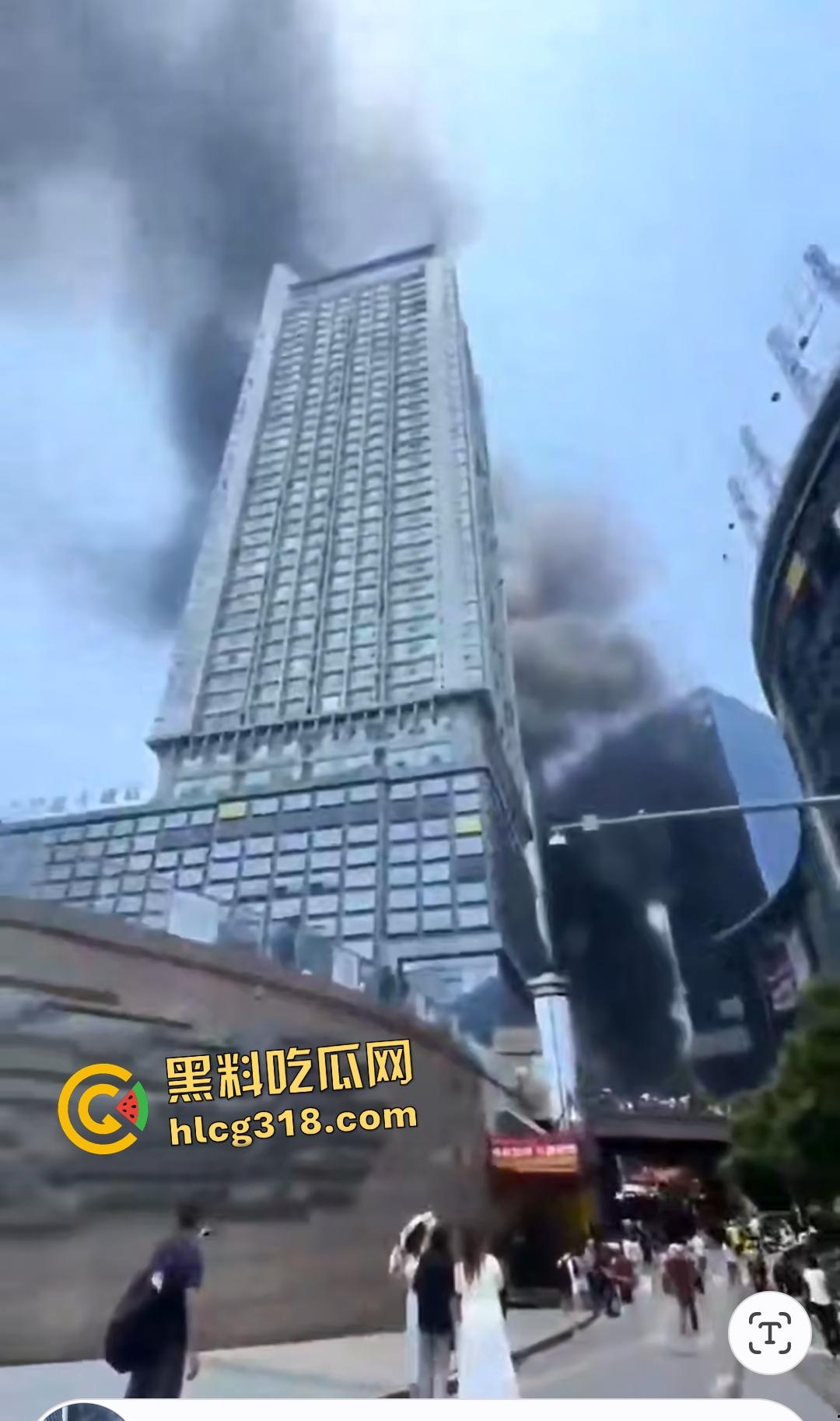 重庆九龙坡摩托车停放点炸翻天!熊孩子鞭炮炸油箱引发大火,火海吞百车!-4