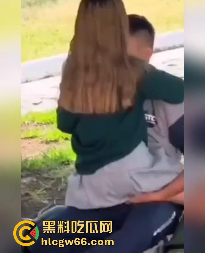 青青绿地 情侣早发情 偷拍学生党校园草坪性爱 春天还真是万物复苏的季节-10