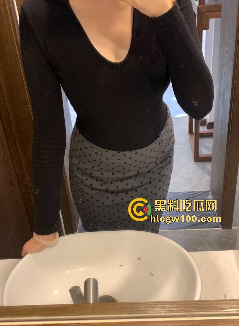 单位眼镜妹『 高梓萱』黑丝大长腿夹太紧，腿缝紧到腿爆完还体外射，白浊液体喷射三米远，这腿夹一下谁还跑得了？-2