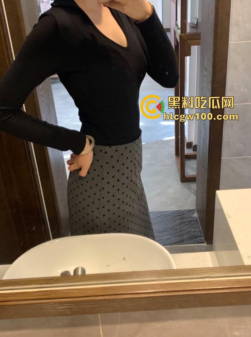 单位眼镜妹『 高梓萱』黑丝大长腿夹太紧，腿缝紧到腿爆完还体外射，白浊液体喷射三米远，这腿夹一下谁还跑得了？-7