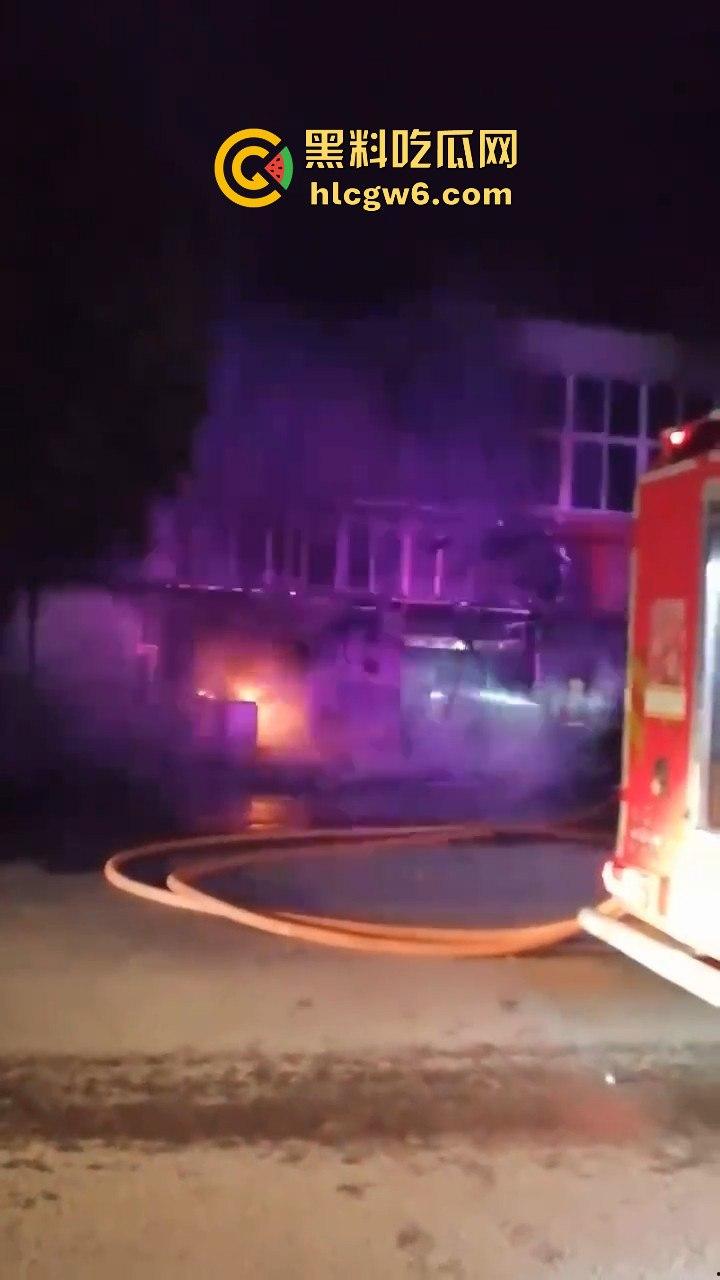 安徽铜陵枞阳横埠快递站突发火灾里面物品全部烧光,老板一夜回到解放前!-3