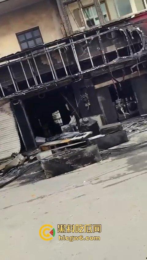 安徽铜陵枞阳横埠快递站突发火灾里面物品全部烧光,老板一夜回到解放前!-5