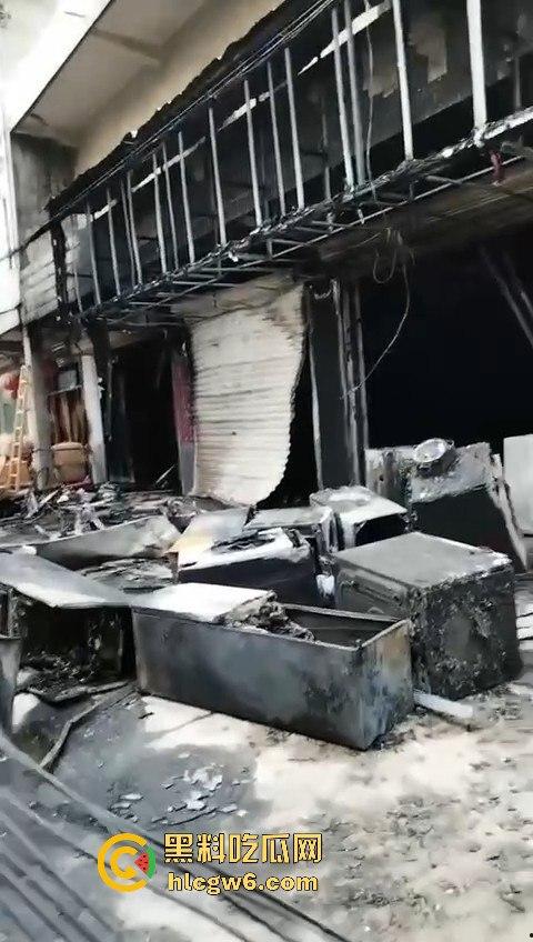 安徽铜陵枞阳横埠快递站突发火灾里面物品全部烧光,老板一夜回到解放前!-6
