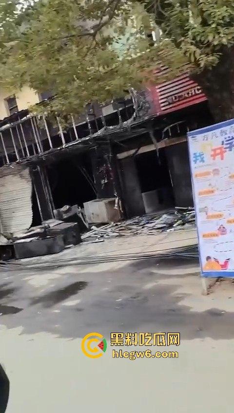 安徽铜陵枞阳横埠快递站突发火灾里面物品全部烧光,老板一夜回到解放前!-7