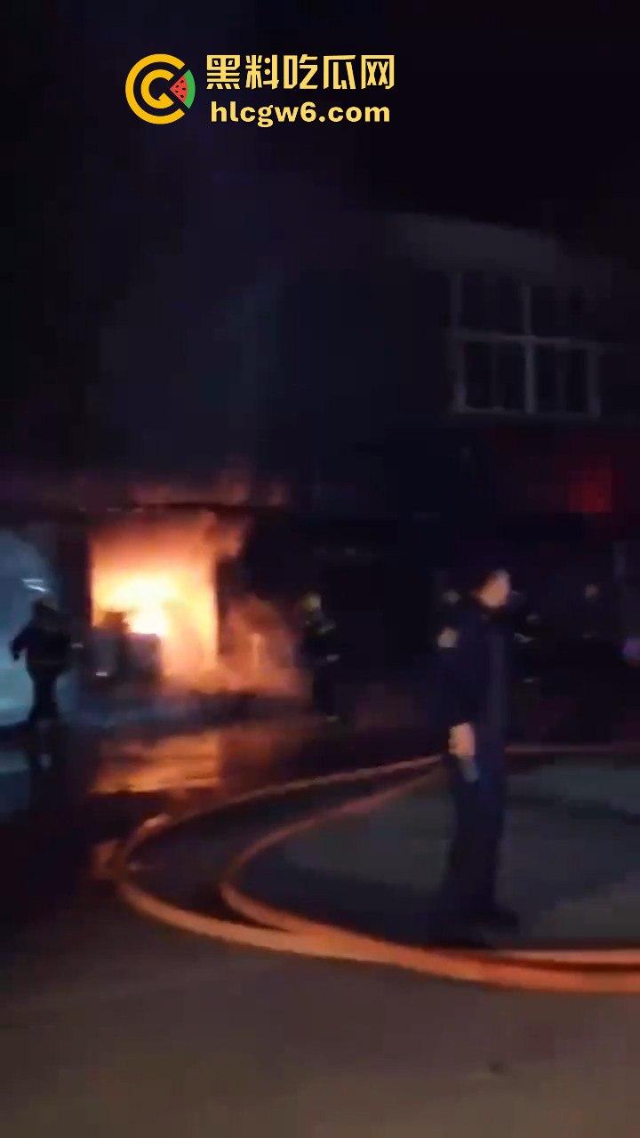 安徽铜陵枞阳横埠快递站突发火灾里面物品全部烧光,老板一夜回到解放前!-8