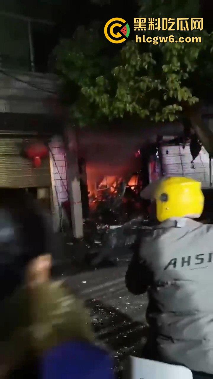 安徽铜陵枞阳横埠快递站突发火灾里面物品全部烧光,老板一夜回到解放前!-12