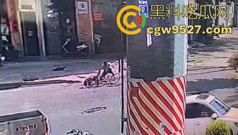 广东揭阳恐怖凶案现场，榕城东寨一男子，被女友戴绿帽后，精神崩溃发疯，当街将女子砍死！-8