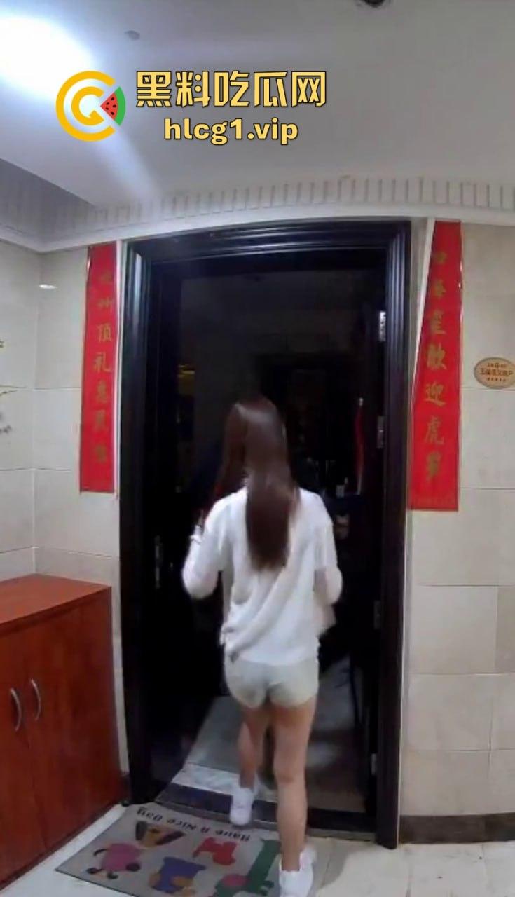 老婆不在家 叫只鸡来吃吃 哥们这是憋了多久啊?平时老婆不给操?-2