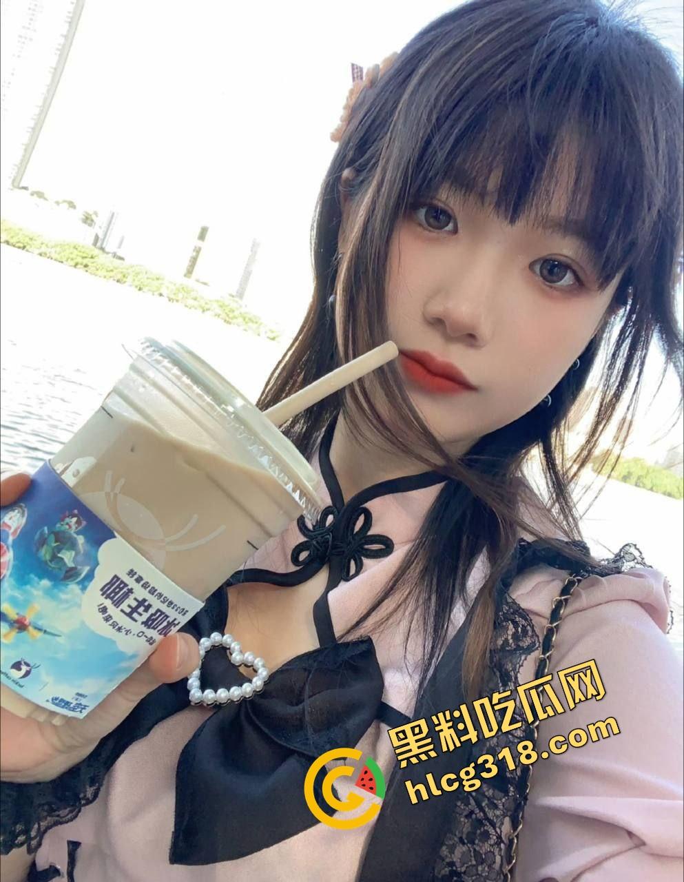 山东体育生干翻大奶美术妹一杯瑞星咖啡带进酒店，黑皮猛男多姿势爆操小母狗还偷拍，干完还在做深蹲！-1