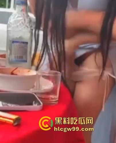 骚娘们打赌输了吃饭时直接撩起裙子把内裤脱下给在座展示她的骚毛毛，真是酒壮熊人胆，旁边男子眼睛都直了！-9