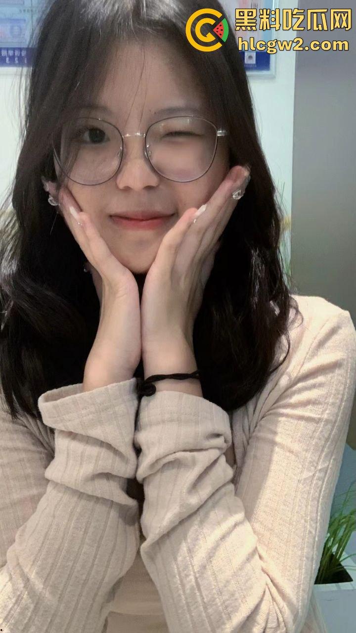 广西职业技术学院『严妍然』家里丝袜堆得跟小卖部似的！肉丝黑丝白丝轮番上演足交秀，男友被操到腿软！-6