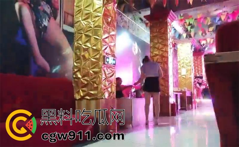 卖逼女的生活日常实拍,城中村的各式骚鸡,还有等客人时带孩子的,被客人按腿打桩,逼估计都长茧子了吧!-6