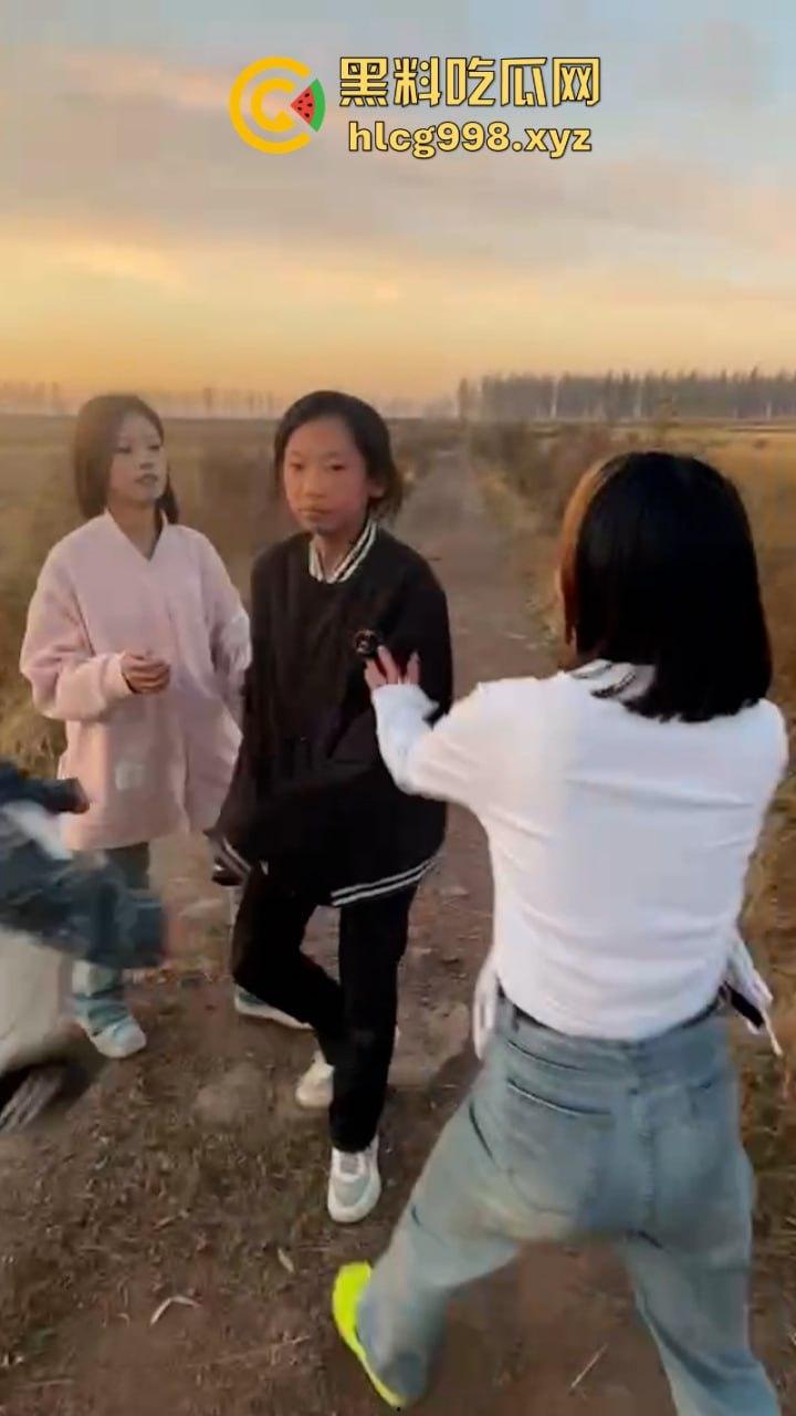 山西女生野外遭7人围殴 视频曝光长达5分钟打骂虐待 真是一群畜生！-5