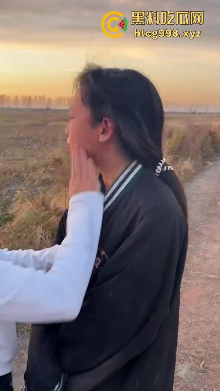 山西女生野外遭7人围殴 视频曝光长达5分钟打骂虐待 真是一群畜生！-7