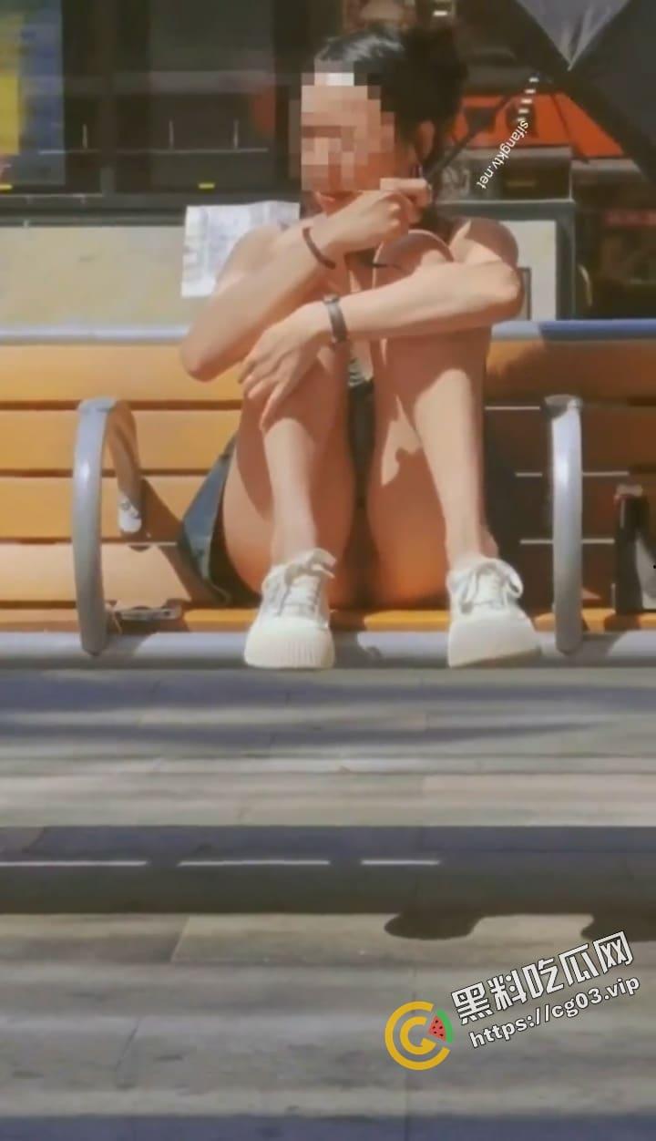 香港 情侣街头一日游 长腿少女塞跳蛋  穿超短裙无内真空 勾引陌生人 公共场合大玩露出 网民怒斥不知廉耻-4