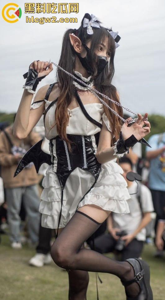 广州萤火虫漫展惊现真空上阵 一Coser不穿内裤现身，引摄影师蜂拥狂拍，正面视频曝光！-5