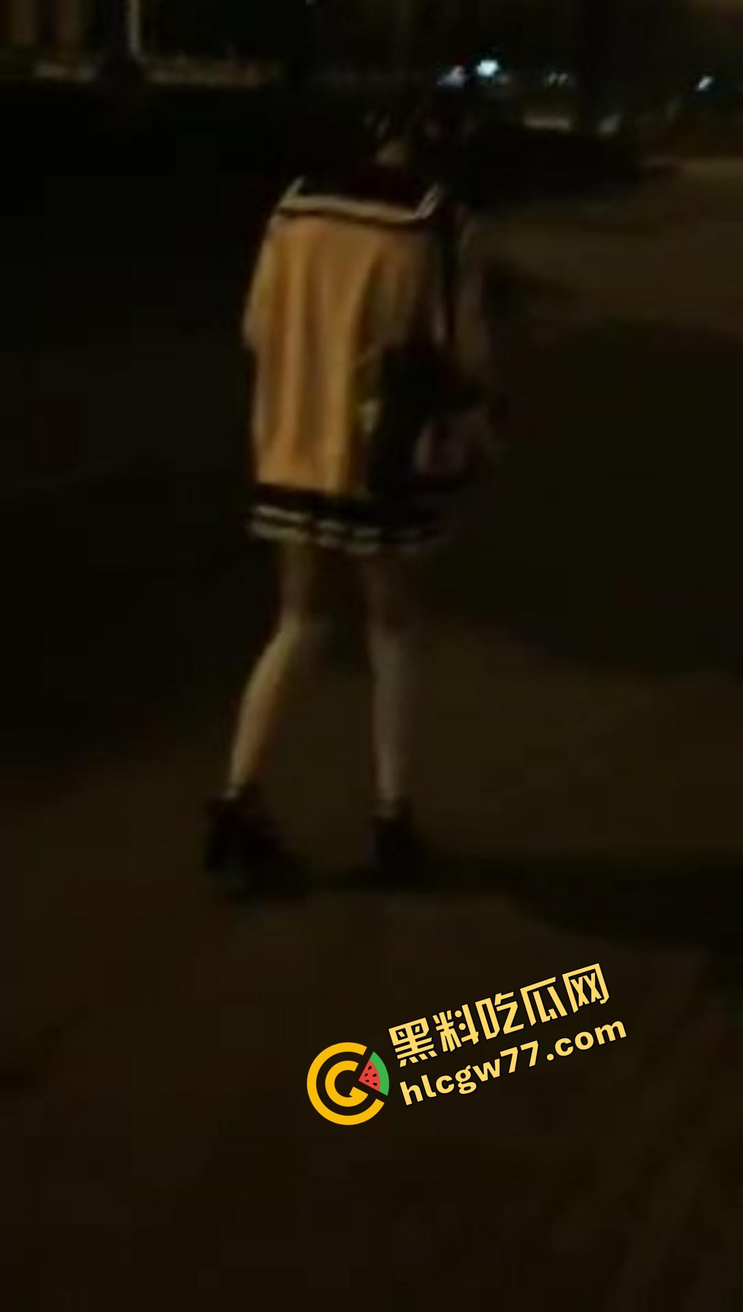 杭州『李雪莹』完成主人的任务，穿JK真空夹跳蛋，大街上五档起步，走到一半直接失禁边走边尿！-7