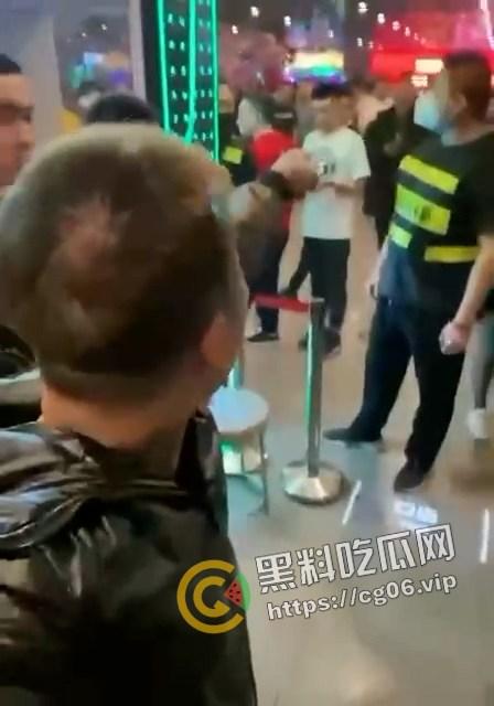 精神小伙哈尔滨斯卡拉迪厅前挑衅!上一秒嚣张至极 下一秒被打成猪头 活该-3