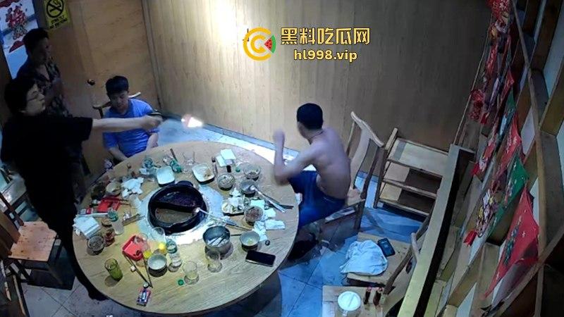 话不投机掏枪就干！吃个饭命没了！华人饭店一中国人被东北男枪杀 监控曝光凶杀现场-6