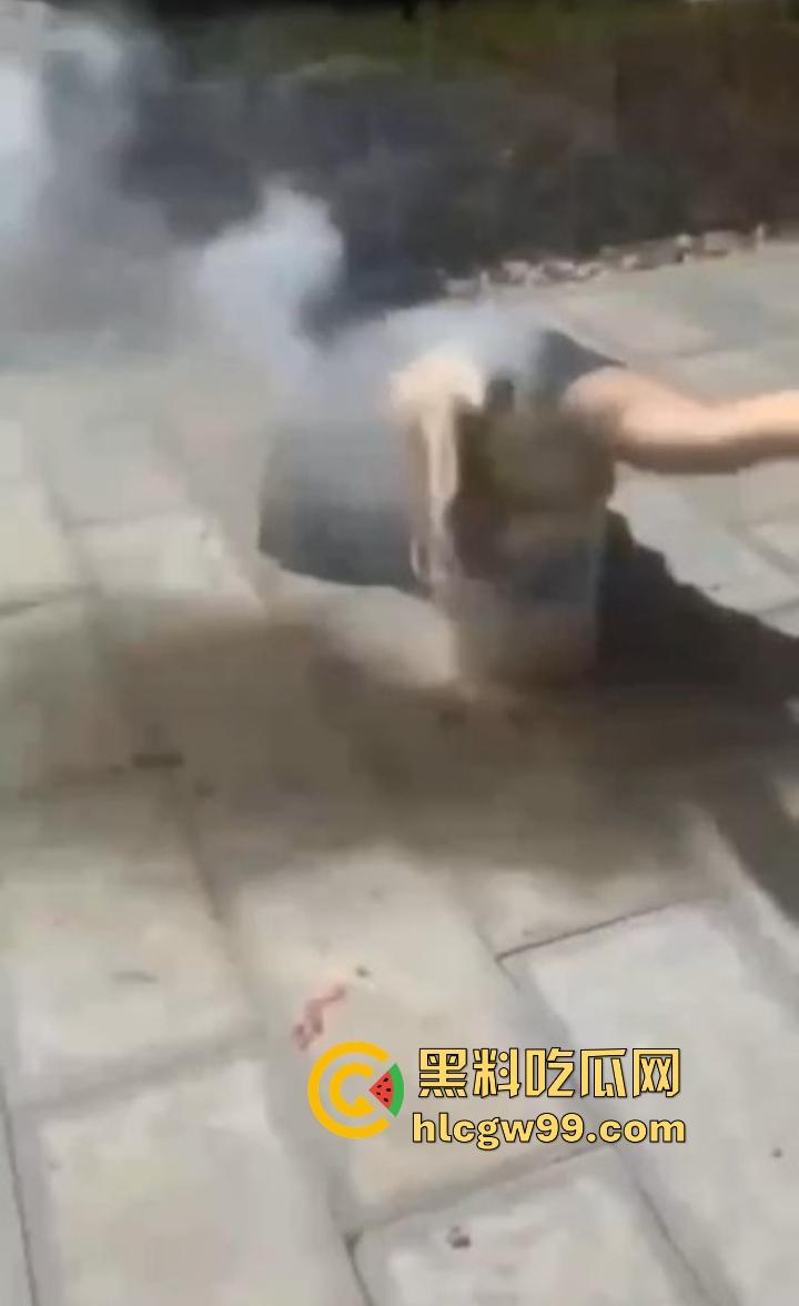 年度奇葩操作花式作死大赏,骚B玩烟花炸得怀疑人生,裤裆差点变发射器,你这是给自己放送新年倒计时?-3