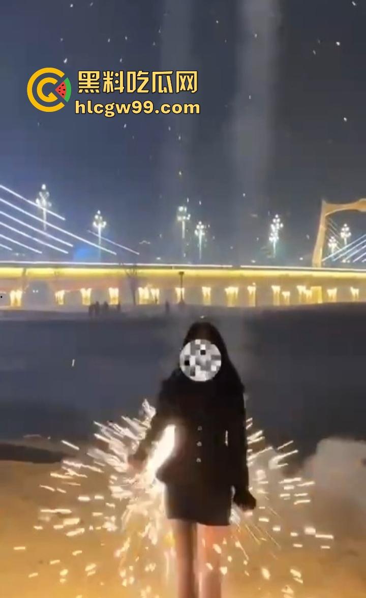 年度奇葩操作花式作死大赏,骚B玩烟花炸得怀疑人生,裤裆差点变发射器,你这是给自己放送新年倒计时?-7