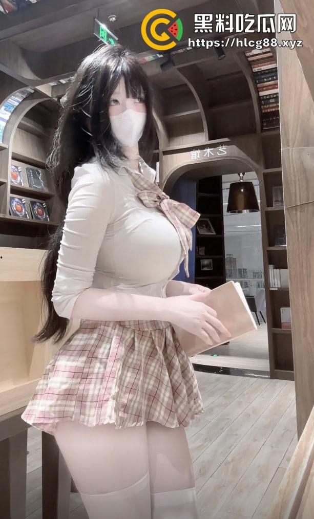 抖音『羊咩咩』童颜巨奶桃臀骚炸天,卖逼视频气疯榜一大哥,他怒甩她丁字裤被操烂的证据!-2