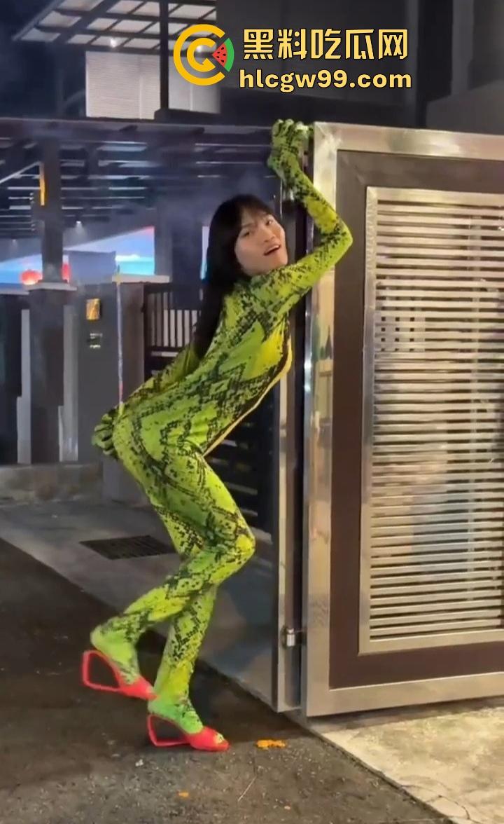 年度奇葩操作花式作死大赏,骚B玩烟花炸得怀疑人生,裤裆差点变发射器,你这是给自己放送新年倒计时?-10