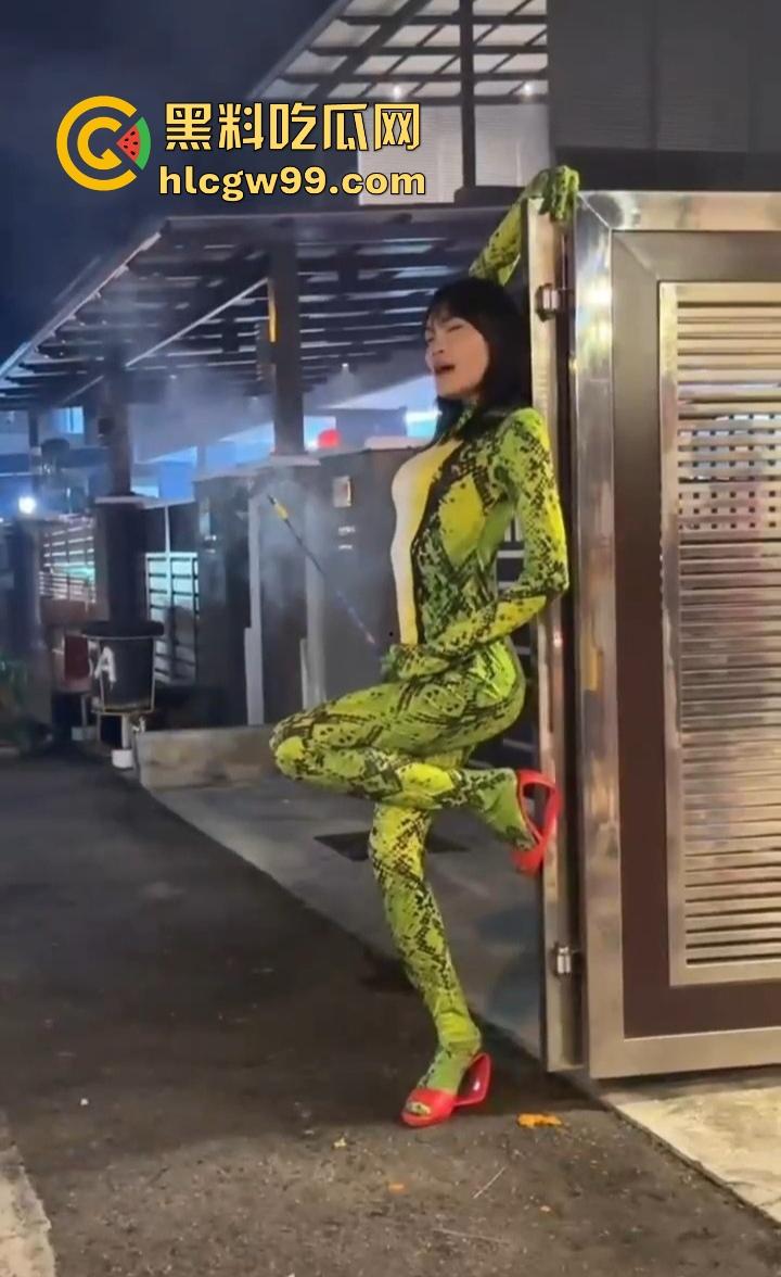 年度奇葩操作花式作死大赏,骚B玩烟花炸得怀疑人生,裤裆差点变发射器,你这是给自己放送新年倒计时?-11